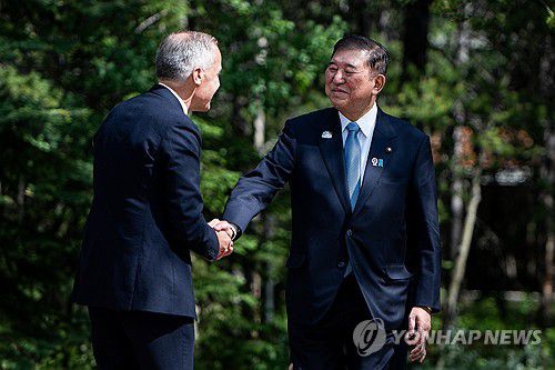 G7 정상회의 도착한 이시바 시게루 일본 총리(오른쪽)[EPA=연합뉴스. 재판매 및 DB 금지]