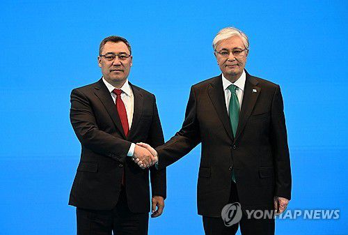 중국-키르기스스탄 정상회담(아스타나 EPA=연합뉴스) 17일 카자흐스탄을 국빈방문한 시진핑(왼쪽) 중국 국가주석이 사디르 자파로프 키르기스스탄 대통령과 악수를 하고 있다. 2025.6.17