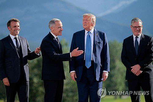 G7 회의에 참석한 주요국 정상들(캐내내스키스 AFP=연합뉴스) 16일(현지시간) 캐나다 캐내내스키스에서 열린 주요 7개국(G7) 정상회의에 참석한 정상들. 왼쪽부터 에마뉘엘 마크롱 프랑스 대통령, 마크 카니 캐나다 총리, 도널드 트럼프 미국 대통령, 키어 스타머 영국 총리. 2025.6.16