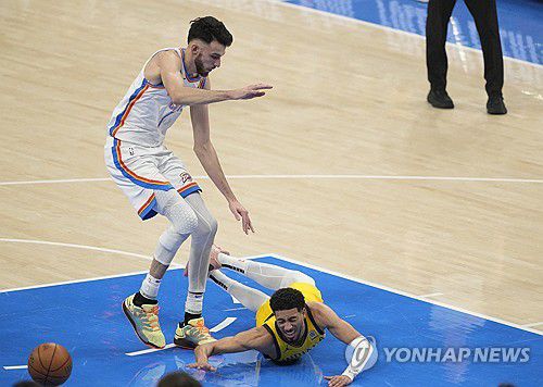 넘어진 할리버튼[로이터=연합뉴스]