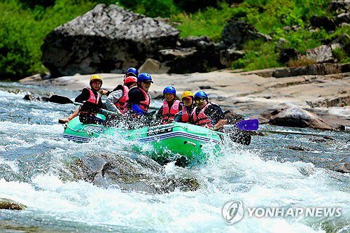 '더위가 싹∼'(인제=연합뉴스) 지난 7일 강원 인제군 내린천에서 관광객들이 거센 물결을 헤치며 래프팅을 즐기고 있다. 내린천은 급류 지역이 긴 데다 물의 빠름과 느림이 조화를 이뤄 국내 최고의 래프팅 관광지로 꼽힌다. [인제군 제공. 재판매 및 DB 금지]