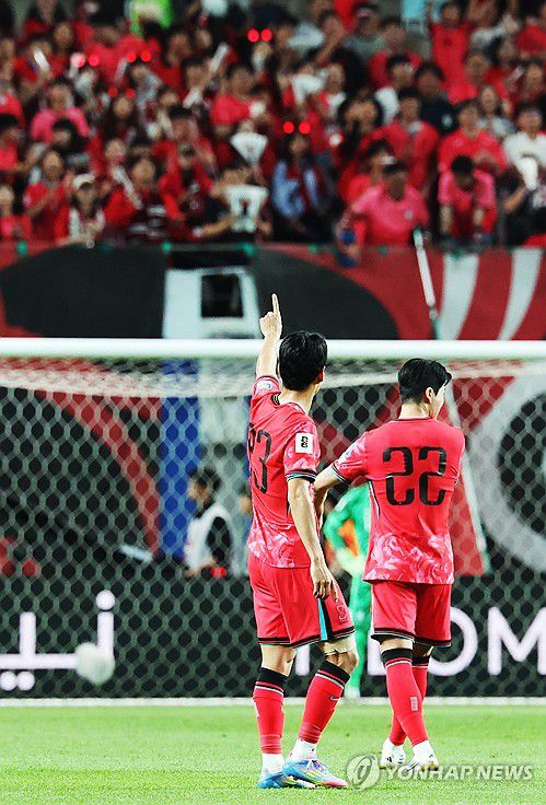 관중에게 인사하는 전진우(서울=연합뉴스) 최재구 기자 = 10일 서울월드컵경기장에서 열린 2026 북중미 월드컵 아시아 3차 예선 최종전 한국과 쿠웨이트의 경기. 한국 전진우가 한국의 득점 후 관중에게 인사하고 있다. 2025.6.10 jjaeck9@yna.co.kr