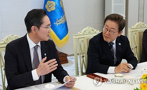 이재용 삼성전자 회장 발언 듣는 이재명 대통령[대통령실통신사진기자단] hihong@yna.co.kr