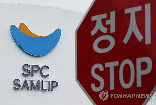 경찰·노동부, '근로자 사망' SPC삼립 시화공장 압수수색(시흥=연합뉴스) 홍기원 기자 = 지난달 19일 SPC삼립 시화공장에서 근로자가 기계에 끼어 숨진 사고와 관련, 수사당국이 SPC에 대한 강제수사에 착수했다. 경기 시흥경찰서와 고용노동부 성남지청은 17일 오전 서울시 서초구 SPC삼립 본사와 시흥시 소재 시화공장에 대한 압수수색에 돌입했다. 사진은 17일 압수수색이 진행 중인 경기도 시흥시 SPC삼립 시화공장 모습. 2025.6.17 xanadu@yna.co.kr