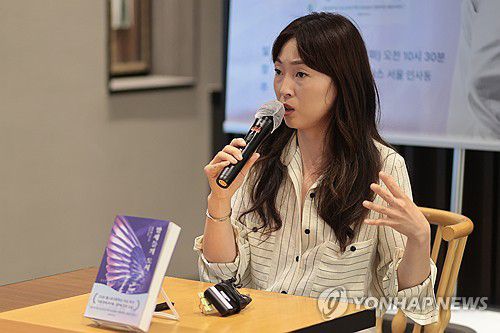 질문에 답하는 김주혜 작가(서울=연합뉴스) 류효림 기자 = 톨스토이문학상(해외문학 부문) 수상자인 김주혜 작가가 17일 서울 종로구 나인트리 바이 파르나스 서울 인사동에서 열린 신작 '밤새들의 도시' 출간기념 기자간담회에서 질문에 답하고 있다. 2025.6.17 ryousanta@yna.co.kr