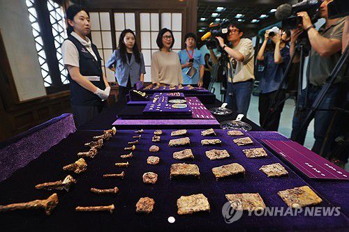 공주 무령왕릉과 왕릉원…2호분 주인은 15세에 죽은 삼근왕(서울=연합뉴스) 진연수 기자 = 17일 서울 중구 한국의 집에서 열린 공주 무령왕릉과 왕릉원 조사성과 언론공개회에서 출토 유물들이 전시되어 있다.     국가유산청과 국립부여문화유산연구소는 "공주 무령왕릉과 왕릉원을 조사한 결과, 2호 무덤 주인은 백제의 제23대 왕인 삼근왕(재위 477∼479)으로 추정된다"고 밝혔다. 또한 연구소는 2호분에서 화려한 금 귀걸이와 함께 출토한 어금니(2점)의 법의학 분석결과 10대왕이던 심근왕을 추정된다는 결과도 얻었다. 2025.6.17 jin90@yna.co.kr
