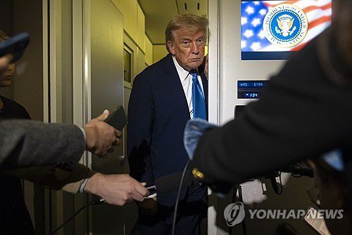 G7 정상회의서 귀국길에 취재진과 기내 문답 나누는 트럼프 [AP=연합뉴스. 재판매 및 DB 금지]