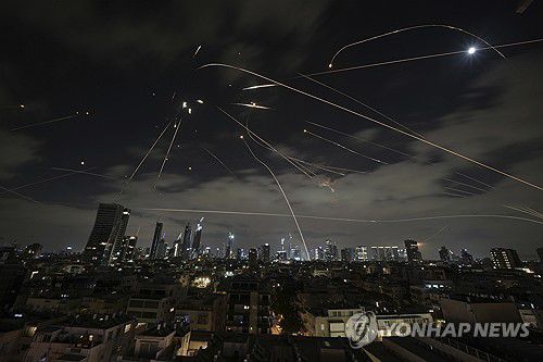 이스라엘 텔아비브 상공[AP 연합뉴스 자료사진. 재판매 및 DB 금지]
