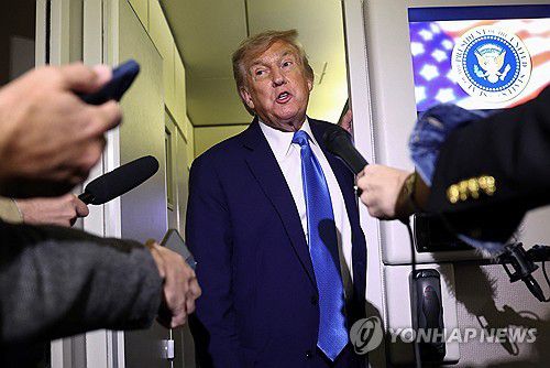 귀국하며 에어포스원에서 기자들과 대화하는 트럼프 미국 대통령[로이터=연합뉴스. 재판매 및 DB 금지]