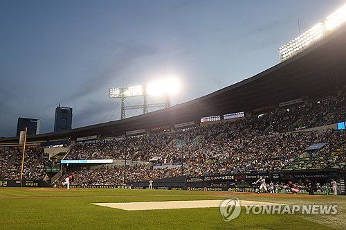 오늘도 야구는 매진(서울=연합뉴스) 임화영 기자 = 5일 서울 잠실야구장에서 열린 프로야구 KIA 타이거즈와 두산 베어스의 경기가 관중들로 꽉 차 있다. 이날 경기는 전석 매진됐다. 2025.6.5 hwayoung7@yna.co.kr