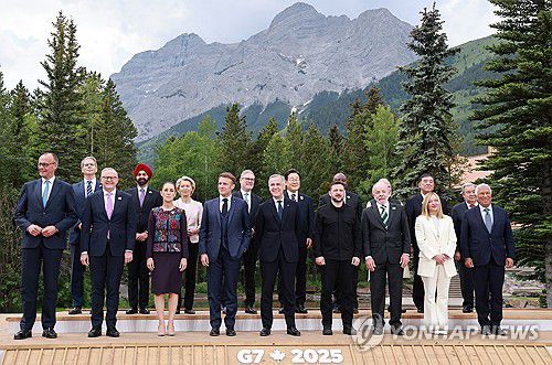 이재명 대통령, G7 정상회의 기념촬영(캐내내스키스[캐나다]=연합뉴스) 홍해인 기자 = 이재명 대통령이 17일(현지시간) 캐나다 앨버타주 캐내내스키스 주요 7개국(G7) 정상회의장에서 G7 및 초청국 정상들과 기념촬영을 하고 있다. 2025.6.18 hihong@yna.co.kr