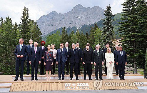 이재명 대통령, G7 정상회의 기념촬영(캐내내스키스[캐나다]=연합뉴스) 홍해인 기자 = 이재명 대통령이 17일(현지시간) 캐나다 앨버타주 캐내내스키스 주요 7개국(G7) 정상회의장에서 G7 및 초청국 정상들과 기념촬영을 하고 있다. 2025.6.18 hihong@yna.co.kr