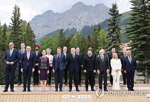 이재명 대통령, G7 정상 및 초청국 단체 기념촬영(캐내내스키스[캐나다]=연합뉴스) 홍해인 기자 = 이재명 대통령이 17일(현지시간) 캐나다 앨버타주 캐내내스키스 주요 7개국(G7) 정상회의장에서 의장국 마크 카니 캐나다 총리이시바 시게루 일본 총리 등 G7 및 초청국 정상들과 함께 기념촬영을 하고 있다.     뒷줄 왼쪽부터 시계방향으로 스캇 베센트 미국 재무장관, 아제이 방가 세계은행 총재, 우르줄라 폰데어라이엔 유럽연합(EU) 집행위원장, 키어 스타머 영국 총리, 이 대통령, 시릴 라마포사 남아프리카공화국 대통령, 나렌드라 모디 인도 총리, 이시바 시게루 일본 총리, 안토니우 구테흐스 유엔 사무총장, 안토니우 코스타 유럽연합(EU) 정상회의 상임의장, 조르자 멜로니 이탈리아 총리, 루이스 이나시우 룰라 다시우바 브라질 대통령, 볼로디미르 젤렌스키 우크라이나 대통령, 마크 카니 캐나다 총리, 에마뉘엘 마크롱 프랑스 대통령, 클라우디아 셰인바움 멕시코 대통령, 앤서니 앨버니지 호주 총리, 프리드리히 메르츠 독일 총리. 2025.6.18 hihong@yna.co.kr