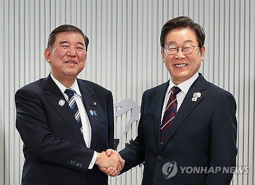 이재명 대통령, 이시바 일 총리와 한일 정상회담(캐내내스키스[캐나다]=연합뉴스) 홍해인 기자 = 이재명 대통령이 17일(현지시간) 캐나다 앨버타주 캐내내스키스 주요 7개국(G7) 정상회의장에서 열린 한일 정상회담에서 이시바 시게루 일본 총리와 악수하며 기념촬영을 하고 있다. 2025.6.18 hihong@yna.co.kr