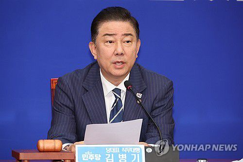 발언하는 김병기 당대표 직무대행(서울=연합뉴스) 김주성 기자 = 더불어민주당 김병기 당대표 직무대행 겸 원내대표가 18일 서울 여의도 국회에서 열린 최고위원회의에서 발언하고 있다. 2025.6.18 utzza@yna.co.kr