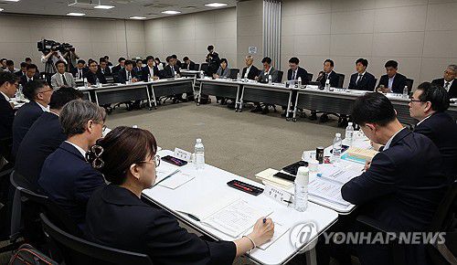 국정기획위원회 기재부 업무보고(세종=연합뉴스) 배재만 기자 = 국정기획위원회 이한주 위원장을 비롯한 경제1분과 위원들이 18일 정부세종컨벤션센터에서 기획재정부 업무보고를 받고 있다. 2025.6.18 scoop@yna.co.kr