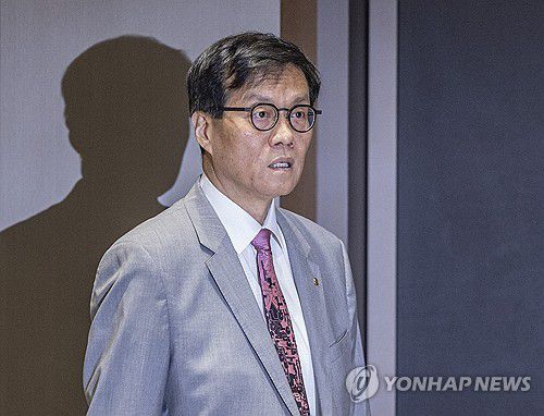 상반기 물가 설명회 입장하는 이창용 한국은행 총재(서울=연합뉴스) 황광모 기자 = 이창용 한국은행 총재가 18일 서울 중구 한국은행 별관에서 '가공식품, 주거비 등 생활물가 평가와  향후 주요물가 동인 점검'을 주제로 열린 2025 상반기 물가 설명회에 입장하고 있다. 2025.6.18 hkmpooh@yna.co.kr