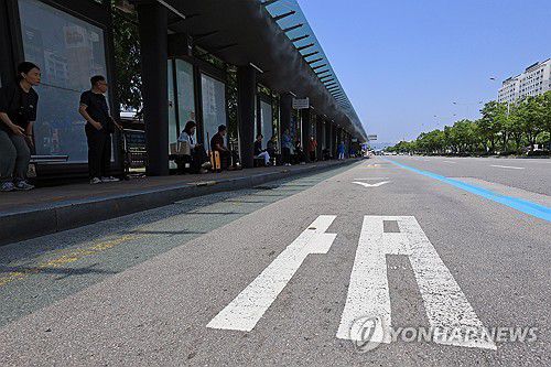 광주 시내버스 파업 장기화(광주=연합뉴스) 조남수 기자 = 18일 광주 서구 광천동 버스정류장에서 시민들이 파업으로 인해 운행 지연 중인 시내버스를 기다리고 있다. 광주 시내버스 파업은 이날로 12일 차에 접어들었다. 2025.6.18 iso64@yna.co.kr