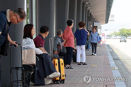 시내버스 기다리는 시민들(광주=연합뉴스) 조남수 기자 = 18일 광주 서구 광천동 버스정류장에서 시민들이 파업으로 인해 운행 지연 중인 시내버스를 기다리고 있다. 광주 시내버스 파업은 이날로 12일 차에 접어들었다. 2025.6.18 iso64@yna.co.kr