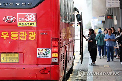 광주 시내버스 파업에 전세버스 투입(광주=연합뉴스) 조남수 기자 = 18일 광주 서구 광천동 버스정류장에서 시민들이 시내버스를 기다리고 있다. 광주 시내버스 파업은 이날로 12일 차에 접어들었다. 광주시는 파업 참여도가 높아 개별 운행률이 떨어지는 노선에 전세버스를 투입했다. 2025.6.18 iso64@yna.co.kr