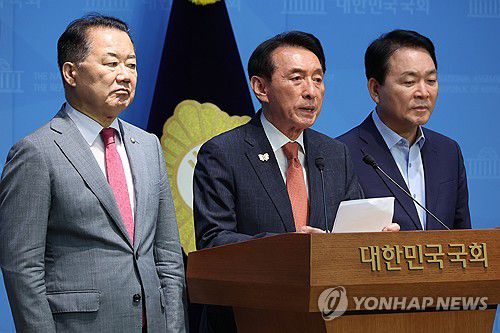 "법사위원장 주면 외통·국방·정보위원장 넘길 의향 있다"(서울=연합뉴스) 김주성 기자 = 국민의힘 소속 김석기 외교통일위원장(가운데), 성일종 국방위원장(오른쪽), 신성범 정보위원장이 18일 서울 여의도 국회 소통관에서 법제사법위원장을 국민의힘이 맡아야 한다고 주장하는 기자회견을 하고 있다.     김석기·성일종·신성범 의원은 국회 법제사법위원장 자리를 국민의힘에 넘기면 자신들이 맡고 있는 국회 외교통일, 국방, 정보위원회 위원장 자리를 더불어민주당에 넘길 의향이 있다고 말했다. 2025.6.18 utzza@yna.co.kr