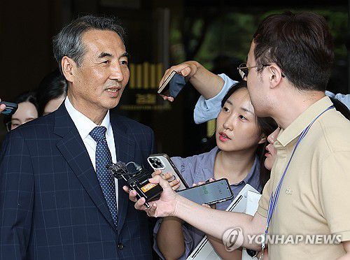 취재진 질문에 답하는 민중기 특검(서울=연합뉴스) 김성민 기자 = 윤석열 전 대통령의 부인 김건희 여사에 대한 의혹을 수사할 민중기 특검이 18일 서울중앙지검장 직무대리인 박승환 1차장검사와의 면담을 마치고 중앙지검을 나서며 취재진 질문에 답하고 있다. 2025.6.18 ksm7976@yna.co.kr