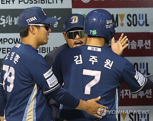 이호준 감독 '좋았어!'(서울=연합뉴스) 임화영 기자 = 18일 서울 잠실야구장에서 열린 프로야구 NC 다이노스와 LG 트윈스의 경기.     4회초 2사 2루 NC 권희동의 1타점 적시타 때 김주원이 홈인하며 이호준 감독과 하이파이브하고 있다. 2025.6.18 hwayoung7@yna.co.kr