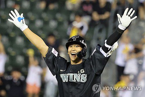 송찬의 끝내기로 LG 승리(서울=연합뉴스) 임화영 기자 = 18일 서울 잠실야구장에서 열린 프로야구 NC 다이노스와 LG 트윈스의 경기.     9회말 1사 1, 3루 LG 송찬의가 끝내기 유격수 땅볼을 친 뒤 9-8로 마무리된 팀의 승리를 자축하고 있다. 2025.6.18 hwayoung7@yna.co.kr