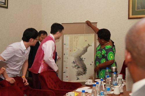 짐바브웨 전 부통령에게 한국을 소개하는 모습[박기태 제공. 재판매 및 DB 금지]