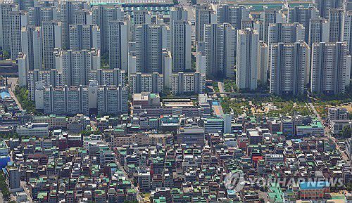 서울 주택 단지 전경 (서울=연합뉴스) 김도훈 기자 = 사진은 6일 서울 송파구 롯데월드타워에서 바라본 주택단지 모습. 2025.6.6 superdoo82@yna.co.kr