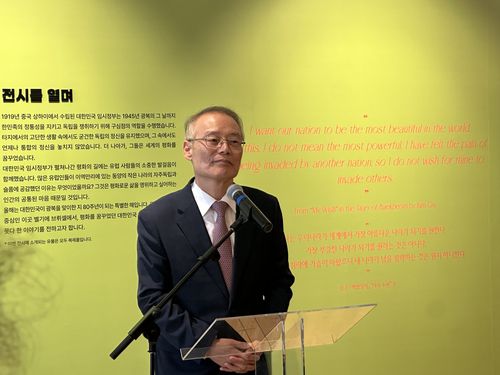 환영사하는 김희곤 국립대한민국임시정부기념관장(브뤼셀=연합뉴스) 정빛나 특파원 = 김희곤 국립대한민국임시정부기념관장이 18일(현지시간) 벨기에 브뤼셀에서 개막한 대한민국 임시정부 특별전에서 환영사를 하고 있다. 2025.6.18 shine@yna.co.kr