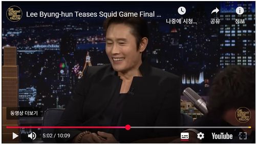 이병헌의 얘기에 진행자 지미 팰런이 테이블을 치며 웃는 모습[The Tonight Show Starring Jimmy Fallon 유튜브 채널 영상 캡처. 재판매 및 DB 금지]