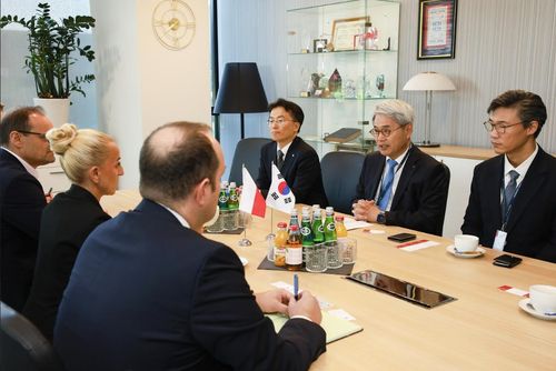 윤희성 한국수출입은행장(오른쪽에서 두 번째)이 지난 18일(현지시간) 폴란드 바르샤바에서 마르타 포스톨라 폴란드개발은행(BGK) 수석부행장과 만나 국내 기업의 수출과 투자 지원을 위한 협업 방안 등을 논의했다. [수은 제공]