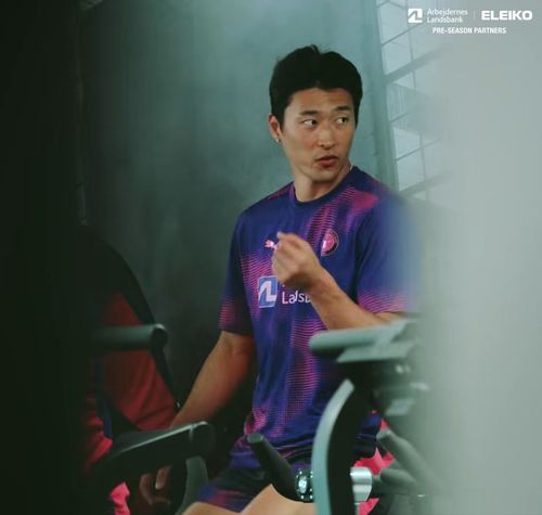 실내 자전거를 타며 동료와 이야기를 나누는 조규성[미트윌란 SNS 캡처. 재판매 및 DB 금지]