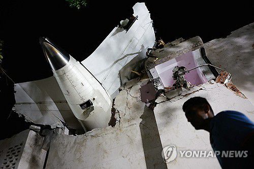 건물로 추락한 에어인디아 여객기[로이터 연합뉴스. 재판매 및 DB 금지]