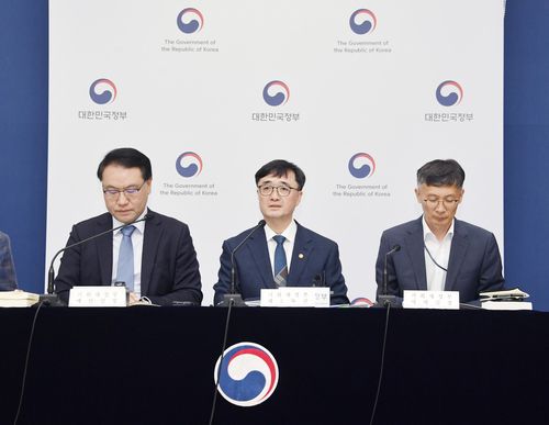새 정부 추가경정예산안 상세브리핑(세종=연합뉴스) 임기근(가운데) 기획재정부 2차관이 추가경정예산을 설명하고 있다. [기획재정부 제공. 재판매 및 DB 금지]