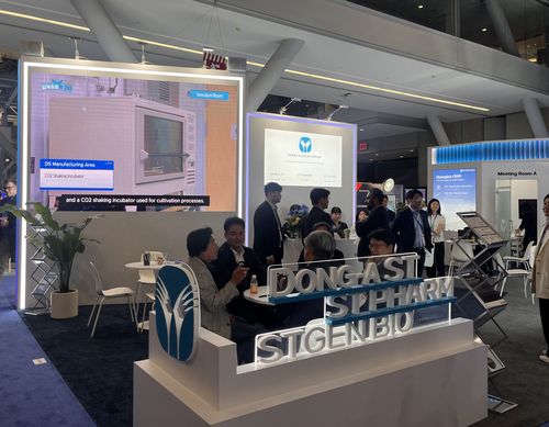 2025 바이오 USA 행사장에 마련된 동아쏘시오그룹 부스(보스턴=연합뉴스) 유한주 기자 = 18일(현지시간) 2025 바이오 USA 행사장에 마련된 동아쏘시오그룹 부스에서 미팅이 진행되는 모습. 2025.6.18. hanju@yna.co.kr