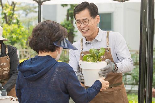 양천구 반려식물클리닉에서 주민과 소통하는 이기재 구청장[양천구 제공. 재판매 및 DB 금지]