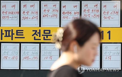 서울 강남구 압구정로데오역 인근 부동산에 매매 관련 안내문이 붙어 있다.[연합뉴스 자료사진]