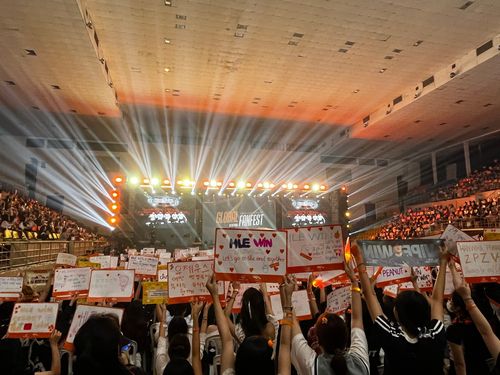 한국 e스포츠팀 HLE 베트남 팬미팅…현지팬 수천명 열광18일(현지시간) 베트남 호찌민시 탄빈 체육관에서 열린 리그 오브 레전드(LoL) 게임단 HLE의 팬미팅 행사에 몰린 팬들이 열광하고 있다. 2025.06.19 [HLE 제공. 재판매 및 DB 금지]