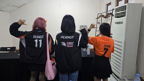 한국 e스포츠팀 HLE 베트남 팬미팅…현지팬 수천명 열광(호찌민=연합뉴스) 18일(현지시간) 베트남 호찌민시 탄빈 체육관에서 열린 리그 오브 레전드(LoL) 게임단 HLE의 팬미팅 행사에 온 팬들이 유니폼 등판의 자신이 응원하는 선수 닉네임을 가리키고 있다. 2025.06.19