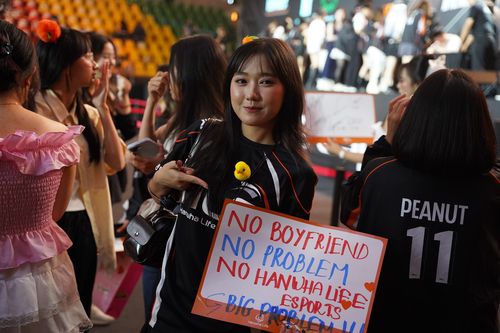 한국 e스포츠팀 HLE 베트남 팬미팅…현지팬 수천명 열광18일(현지시간) 베트남 호찌민시 탄빈 체육관에서 열린 리그 오브 레전드(LoL) 게임단 HLE의 팬미팅 행사에 온 한 팬이 '남자친구가 없어도 문제 없지만, HLE가 없으면 큰 문제'라는 응원 구호를 들고 있다. 2025.06.19 [HLE 제공. 재판매 및 DB 금지]