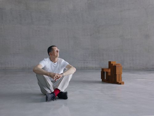 영국 조각가 앤서니 곰리가 그라운드 공간에서 자신의 작품 옆에서 포즈를 취한 모습[뮤지엄 산 제공. 재판매 및 DB 금지]