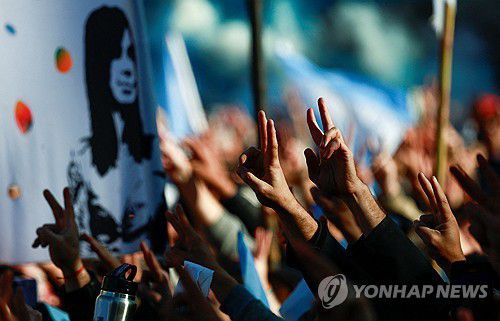 18일(현지시간) 진행된 페르난데스 전 대통령 지지자 집회[부에노스아이레스 로이터=연합뉴스. 재판매 및 DB 금지]