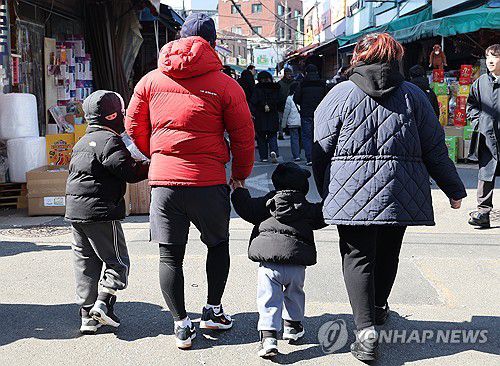맞벌이부부 합산 최대 3년 육아휴직 사용 가능하다    사진은 23일 서울 시내에서 이동하는 가족의 모습. 2025.2.23 hwayoung7@yna.co.kr