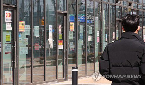 자영업자 사업 실적 악화(서울=연합뉴스) 이진욱 기자 = 25일 서울 한 건물 상가에임대 광고가 붙어 있는 모습. 한편 한국경제인협회가 자영업자 500명을 설문 조사한 결과 지난해 자영업자들의 매출, 순이익 등 사업 실적이 크게 악화됐다는 분석이 나왔다. 2025.2.25 cityboy@yna.co.kr