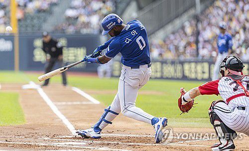삼성 디아즈 선취점 얻는 외야 플라이(서울=연합뉴스) 황광모 기자 = 1일 서울 송파구 잠실야구장에서 열린 프로야구 2025 신한 SOL 뱅크 KBO리그 삼성라이온즈와 LG 트윈스의 경기.     삼성 디아즈가 1회초 팀의 선취점을 얻어내는 희생 플라이를 치고 있다. 2025.6.1 hkmpooh@yna.co.kr