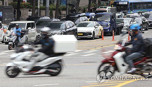 배달앱 상생요금제 재구성 논의(서울=연합뉴스) 강민지 기자 = 상생요금제가 개편될 조짐이다. 업계에 따르면 더불어민주당 '을(乙) 지키는 민생 실천 위원회'(을지로위원회)는 배달플랫폼-입점업체 상생협의체 논의 결과 마련된 상생요금제에서 벗어나 점주의 부담을 줄일 수 있는 새로운 요금제를 만든다는 목표를 세웠다.  사진은 17일 서울 테헤란로를 오가는 라이더 모습. 2025.6.17 mjkang@yna.co.kr