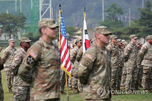 태극기와 성조기(동두천=연합뉴스) 임병식 기자 = 18일 오전 경기도 동두천시 캠프 케이시에서 열린 주한미군 순환배치 여단 임무교대식에서 태극기와 성조기가 나란히 놓여 있다.      미 4사단 1스트라이커여단(레이더 여단)은 한반도에서 임무를 수행했던 미 7사단 1스트라이커여단(고스트 여단)과 교대해 9개월 동안 스트라이커 장갑차를 운용한다. 2025.6.18 andphotodo@yna.co.kr