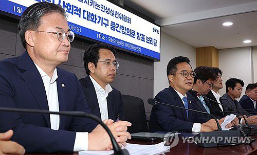 발언하는 민병덕 을지로위원장(서울=연합뉴스) 김주형 기자 = 19일 서울 여의도 국회 의원회관에서 열린 더불어민주당 을지키는민생실천위원회, 배달앱(배달의민족) 사회적 대화기구 중간합의문 발표 브리핑에서 민병덕 을지로위원장(왼쪽 세번째)이 발언하고 있다. 왼쪽 두번째는 김범석 우아한형제들 대표. 2025.6.19 kjhpress@yna.co.kr